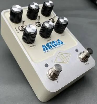 Universal Audio - Astra Modulation Machine Stereo Effects Pedal 2